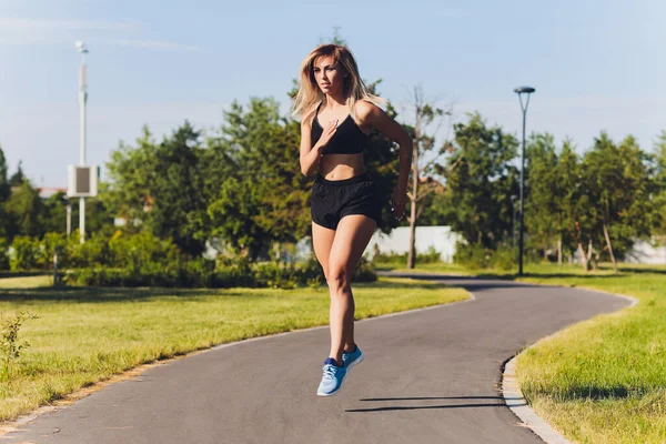 Ung kvinna jogga i parken på sommaren. — Stockfoto