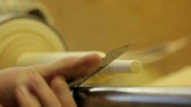 Marangoz marangozluk atölyesinde işini yapıyor..