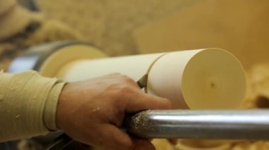 Marangoz marangozluk atölyesinde işini yapıyor..