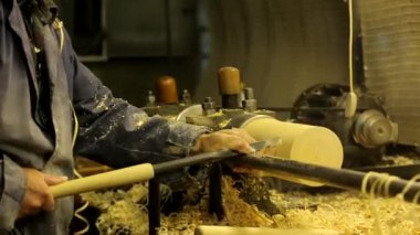 Marangoz marangozluk atölyesinde işini yapıyor..