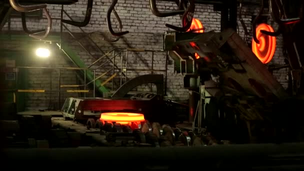 철강 압연 산업 작업장. 열차와 마차 바퀴의 뜨거운 다리미 자국. 금속 공장이나 식물의 산업 세부 사항. — 비디오