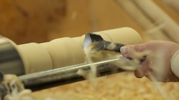 Карпентер делает свою работу в столярной мастерской.. — стоковое видео