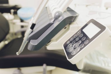 Metalik dişçi aletleri Dişçi Kliniği 'ndeki bir dişçi koltuğunda kapanıyor..