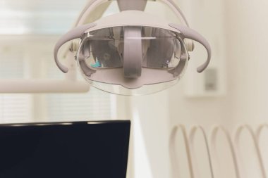 Metalik dişçi aletleri Dişçi Kliniği 'ndeki bir dişçi koltuğunda kapanıyor..