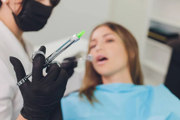 치과 의사 가 치과에서 환자의 치아를 검사하고 있다. — 스톡 사진