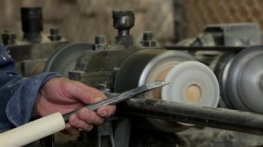 Marangoz marangozluk atölyesinde işini yapıyor..