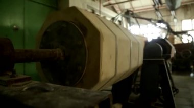 Marangoz marangozluk atölyesinde işini yapıyor..