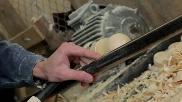 Marangoz marangozluk atölyesinde işini yapıyor.. — Stok video
