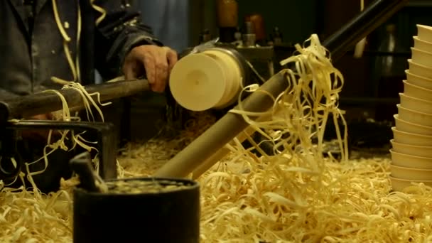 Карпентер делает свою работу в столярной мастерской.. — стоковое видео