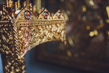 Ortodoks ya da Hristiyan Kilisesi içinde güzel mumlar ve iç mekan var..