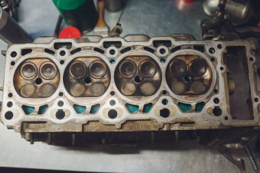 Motor kapakçığı maksimum. Dört silindirli motorun silindir bloğu. Tamir için parçalanmış motorlu araç.