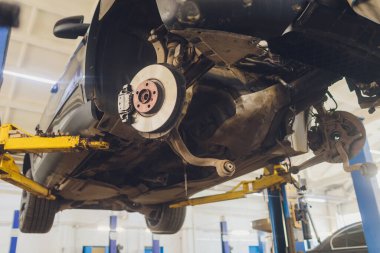 Motor bölmesi olmayan bir araba makine dairesinin ayrıntıları.