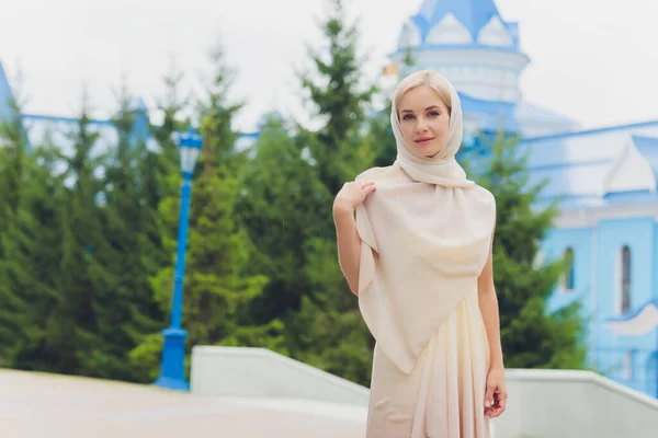 Gros plan portrait de jeune belle femme blonde joyeuse portant un foulard rouge et regardant quelque part dans le parc vert d'été. — Photo