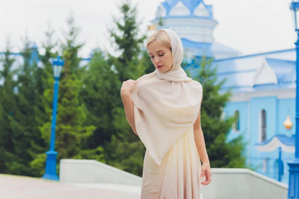 Gros plan portrait de jeune belle femme blonde joyeuse portant un foulard rouge et regardant quelque part dans le parc vert d'été. — Photo