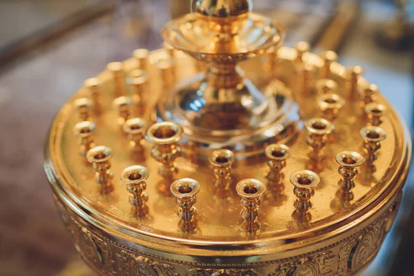 Orthodoxe of christelijke kerk binnen met mooie kaarsen en interieur. — Stockfoto