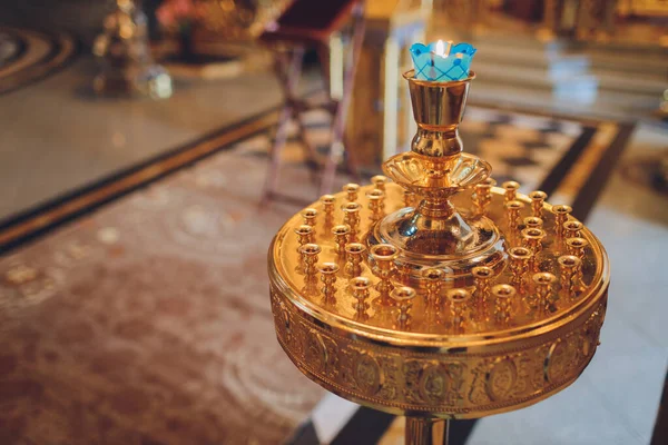 Igreja Ortodoxa ou Cristã dentro com belas velas e interior . — Fotografia de Stock