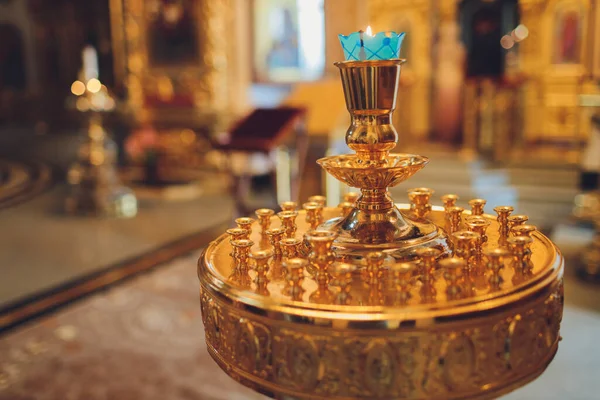 Orthodoxe of christelijke kerk binnen met mooie kaarsen en interieur. — Stockfoto