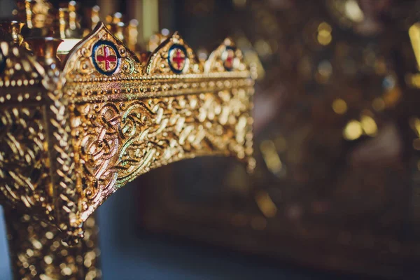 Iglesia ortodoxa o cristiana en el interior con hermosas velas y el interior. — Foto de Stock