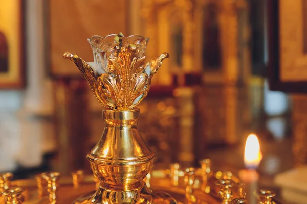 Orthodoxe of christelijke kerk binnen met mooie kaarsen en interieur. — Stockfoto