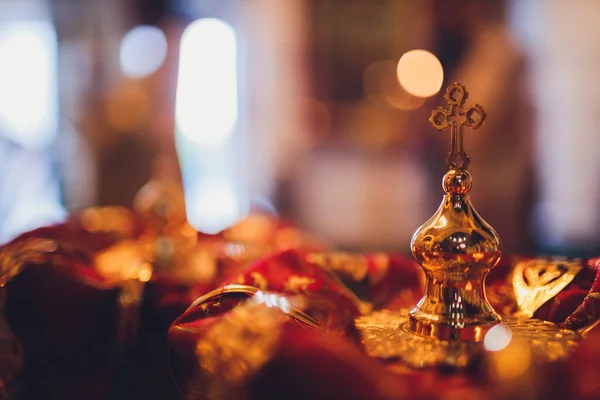 Orthodoxe oder christliche Kirche innen mit schönen Kerzen und Interieur. — Stockfoto