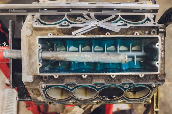 Motor ventiel auto onderhoud.Het cilinderblok van de vier-cilinder motor. Gedemonteerd motorvoertuig voor reparatie. — Stockfoto