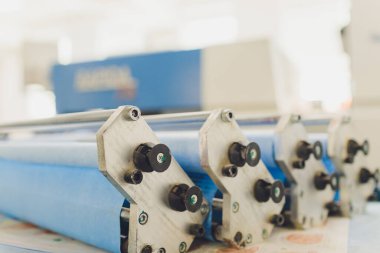 Metal baskı makinesi. Endüstriyel yazıcı. Serigrafi atölyesi.