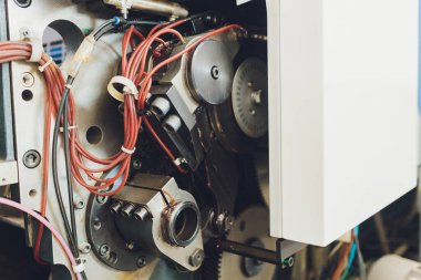 Metal baskı makinesi. Endüstriyel yazıcı. Serigrafi atölyesi.