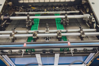 Metal baskı makinesi. Endüstriyel yazıcı. Serigrafi atölyesi.