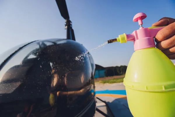 Detalle de Helicóptero Ingeniería en un hermoso cielo azul, cabina de combate Helicóptero Militar. Lavado exterior con esponja y espuma. — Foto de Stock