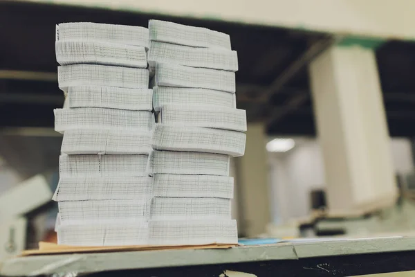 Pilhas de folhas impressas de papelão em paletes de madeira closeup. indústria de impressão . — Fotografia de Stock
