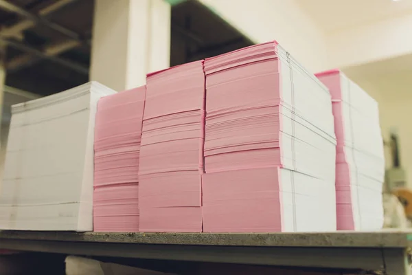 Pile di fogli stampati di cartone su pallet di legno primo piano. industria della stampa. — Foto Stock