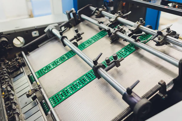 Máquina de metal de proyección de impresión. Impresora industrial. Taller de serigrafía. — Foto de Stock