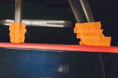 Oto cilacıyla el sıkışın. Araba tamir servisi.