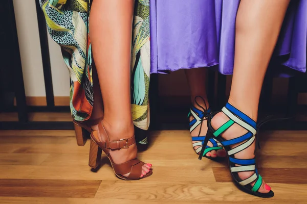 Primo piano delle gambe delle donne in scarpe tacchi alti. — Foto Stock