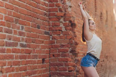 Islak yırtık kot şortlu genç bayan..