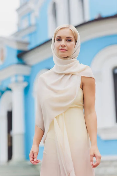 Gros plan portrait de jeune belle femme blonde joyeuse portant un foulard rouge et regardant quelque part dans le parc vert d'été. — Photo