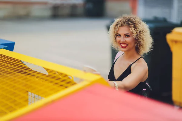 Vrouw met afvalcontainer die koffiebeker van piepschuim weggooit. — Stockfoto