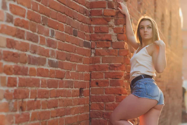 Wet ripped tiny denim booty shorts young woman. — Stock Photo, Image