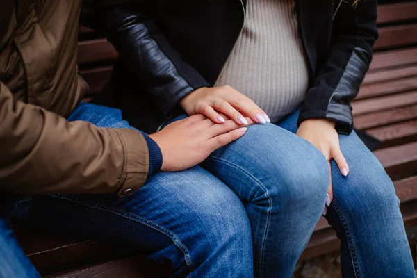 Nahaufnahme einer schwarzen Frau und eines verliebten Mannes, die auf einer Couch sitzen und sich an den Händen halten. Symbol für aufrichtige Gefühle, Mitgefühl, geliebte Menschen, sagen Sie Mitleid. Verlässlicher Mensch, vertrauenswürdiger Freund, wahres Freundschaftskonzept — Stockfoto