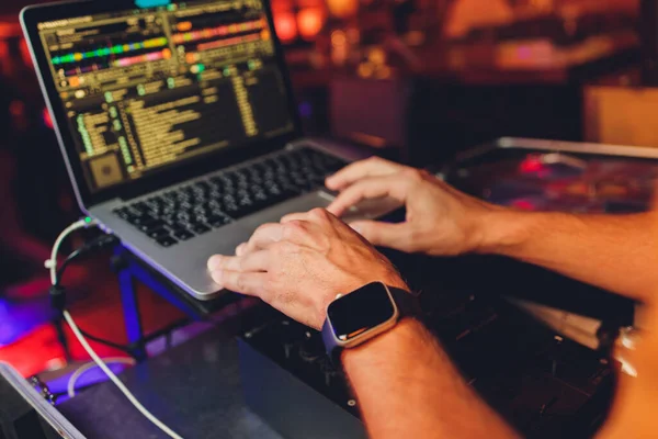 DJ 's overhandigen de laptop en mixen de geluidsinstellingen. — Stockfoto