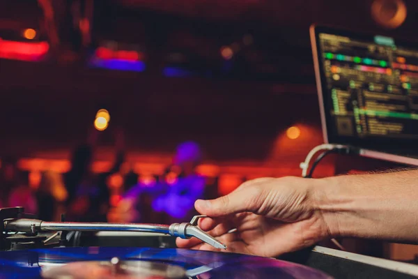 DJ tocando vinilo disco musical en la fiesta de hip hop, festival.Concierto en la discoteca.Giradiscos profesionales y mezclador de audio. Disco jockey rascando discos analógicos con música. — Foto de Stock