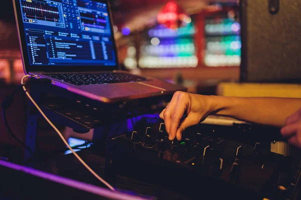 DJ 's overhandigen de laptop en mixen de geluidsinstellingen. — Stockfoto