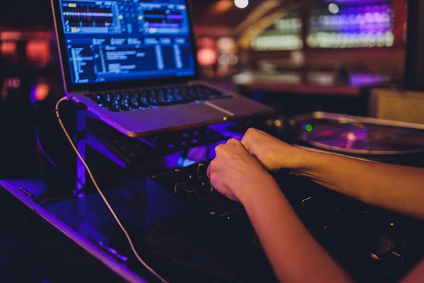 Los DJs entregan el portátil y la consola de mezcla que controla la configuración de sonido. — Foto de Stock