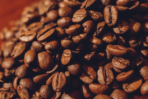 Una tazza di cappuccino con chicco di caffè come sfondo. — Foto Stock