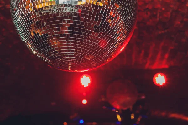 Fond de boîte de nuit coloré de lumières de boule miroir disco. — Photo