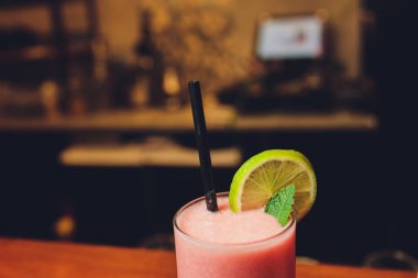 Lokantadaki barda kokteyl. Limonla süslenmiş kokteyl, mesaj için yer. Menü için fotoğraf.