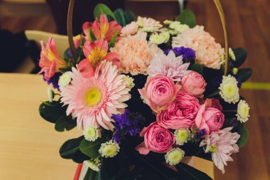 Bir sürü farklı çiçekli bir çiçek buketi.