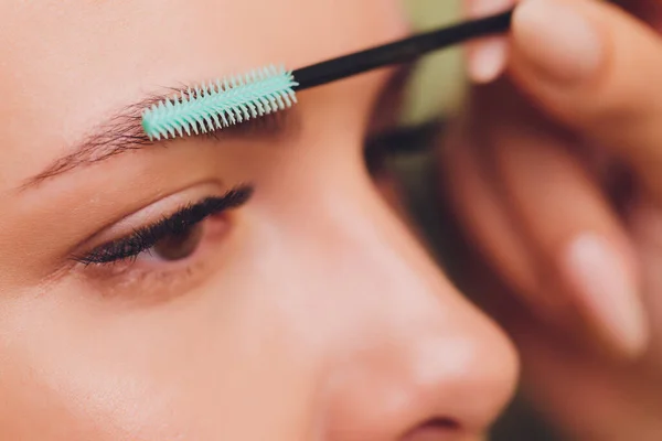 Jeune femme ayant procédure professionnelle de correction des sourcils dans le salon de beauté. — Photo