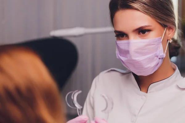 Mulher dentista trabalhando em seus pacientes dentes. — Fotografia de Stock