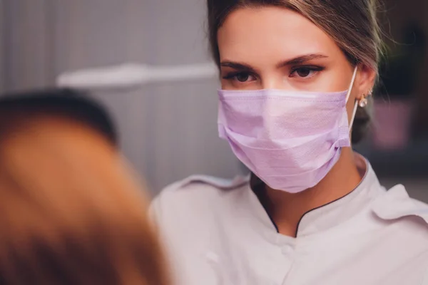 Mulher dentista trabalhando em seus pacientes dentes. — Fotografia de Stock